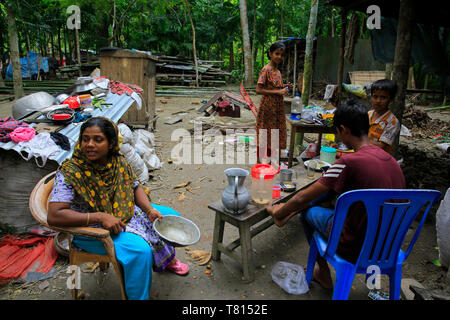 Opfer von Padma Fluss erosion Tierheim nehmen unter freiem Himmel. Shariatpur, Bangladesch Stockfoto