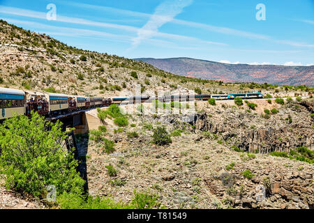 Clarkdale, Arizona, USA - Mai 4, 2019: Verde Canyon Bahn Zug fahren auf landschaftlich schöne Strecke über eine Brücke Stockfoto