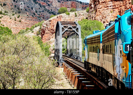 Clarkdale, Arizona, USA - Mai 4, 2019: Verde Canyon Bahn Zug Motor fahren auf landschaftlich schöne Strecke über eine Brücke Stockfoto