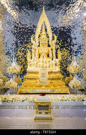 Gold Buddha Statue vor Luxus Hintergrund. Stockfoto