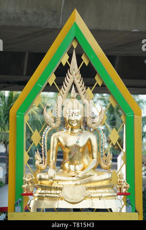 Gold Buddha Statue mit Artefakt grüne Aura hinter sich. Stockfoto