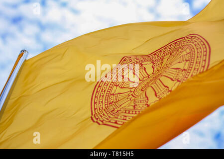 Buddism Flagge wehen in den Himmel. Stockfoto