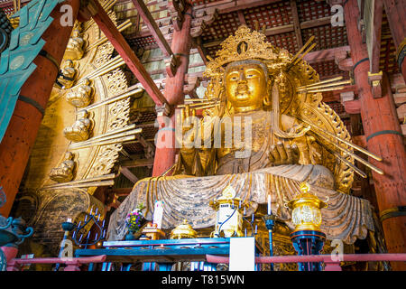 Gold riesiges Guan Yin Statue in Todaiji Tempel, Präfektur Nara, Japan Stockfoto