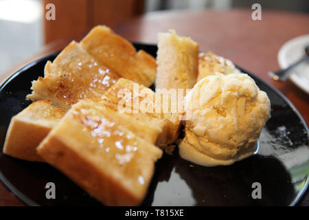 Honig Toast mit Eis Stockfoto