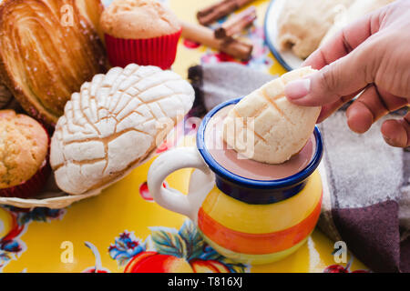 Concha und Schokolade, mexikanische süßes Brot und atole Trinken in Mexiko Frühstück Stockfoto