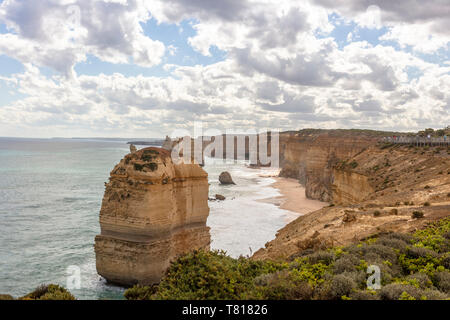 Blick entlang der Great Ocean Road in Australien, einschließlich der Zwölf Apostel Kalksteinformationen stack. Stockfoto