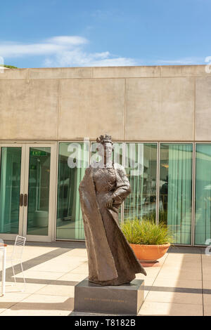 Bronze Statue von Königin Elisabeth II. auf der Terrasse auf Bundes Australian Parliament House in Canberra. Stockfoto