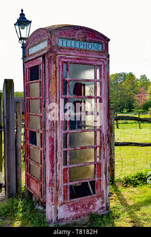 Abgebrochene Telefonzelle im Eynsford Dorf Stockfoto