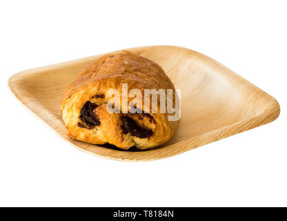 Pain au Chocolat auf eine umweltfreundliche Holz- palmblatt Teller mit weißem Hintergrund Stockfoto