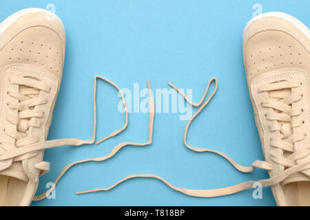 Frauen sneakers mit Schnürsenkeln aus Spitze Text. Stockfoto