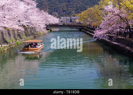 Touristische Boot segeln am Lake Biwa Canal in Kyoto. Stockfoto