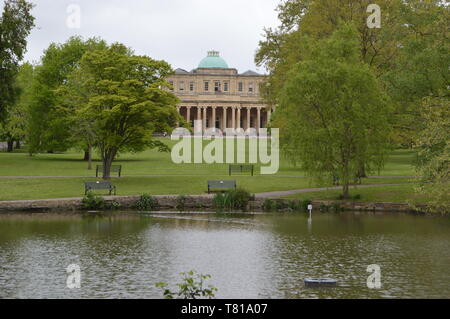 Einen ruhigen Spaziergang durch den wunderschönen Park Pitville, Cheltenham. Gloucestershire, England Stockfoto