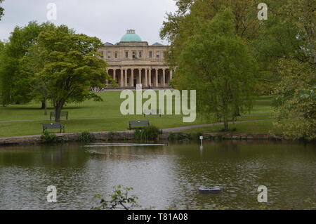 Einen ruhigen Spaziergang durch den wunderschönen Park Pitville, Cheltenham. Gloucestershire, England Stockfoto