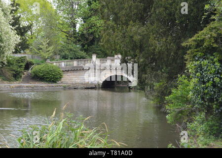 Einen ruhigen Spaziergang durch den wunderschönen Park Pitville, Cheltenham. Gloucestershire, England Stockfoto