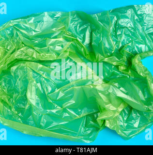 Zerknitterte Polyethylen transparente Tasche auf einem blauen Hintergrund, full frame Stockfoto