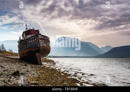 Abgebrochene Fischerboot, Corpach, Fort William, Schottland Großbritannien Stockfoto