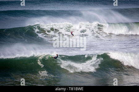 Bells Beach, Torquay/Australien - April 27, 2019: Wärme 1 von Rip Curl Pro's Männer Halbfinale der Welt surfen Liga, Filipe Toledo (Vordergrund) Gewinnen Stockfoto