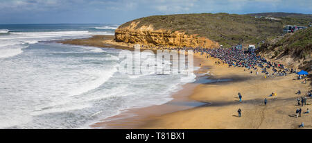 Bells Beach, Torquay/Australien - April 27, 2019: Monster schwillt im Finale von Rip Curl Pro zog Massen Stockfoto