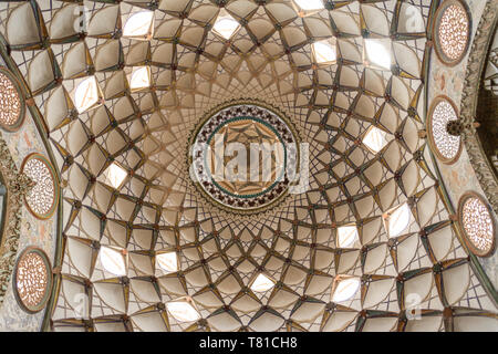 Provinz Isfahan - Kashan im Iran - April 30, 2019 Decke Muster in borujerdi Haus von unten gesehen, Kashan, Provinz Isfahan, Iran, UNESCO-h Stockfoto