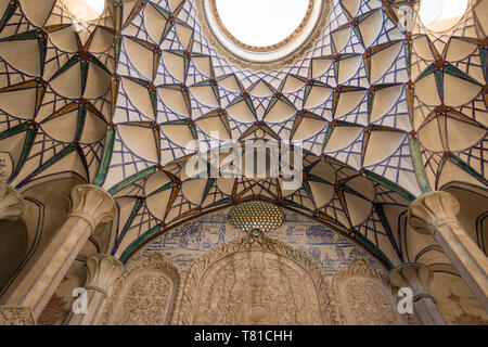 Provinz Isfahan - Kashan im Iran - April 30, 2019 Decke Muster in borujerdi Haus, Kashan, Provinz Isfahan, Iran, UNESCO Weltkulturerbe Stockfoto