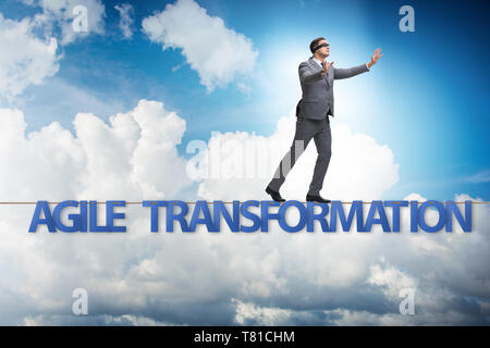 Agile transformation Konzept mit Geschäftsmann auf Seil Stockfoto