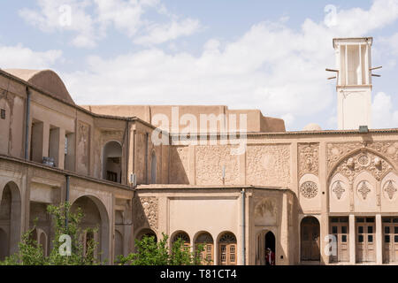 Provinz Isfahan - Kashan im Iran - April 30, 2019 der traditionellen persischen Hof, Borujerdi Haus mit natürlichen Windturm Stockfoto