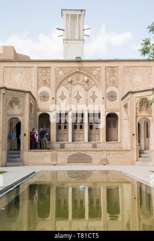 Provinz Isfahan - Kashan im Iran - April 30, 2019 der traditionellen persischen Hof, Leuten, die ins Haus - Vertikaler Borujerdi Stockfoto