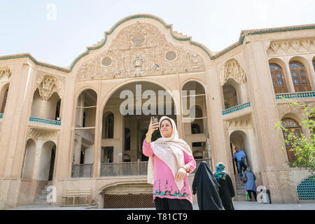 Provinz Isfahan - Kashan im Iran - April 30, 2019 Schöne Frau unter selfie vor historischen Borujerdi haus gebäude Stockfoto