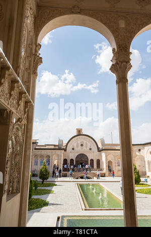 Provinz Isfahan - Kashan im Iran - April 30, 2019 der traditionellen persischen Hof, Touristen, die in der Tabatabaei Haus Stockfoto