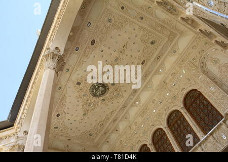 Provinz Isfahan - Kashan im Iran - April 30, 2019 Tabatabaei Hauswand Carving und Stuck an der Decke Stockfoto