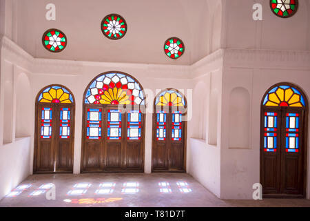 Provinz Isfahan - Kashan im Iran - 30. April - 2019 Türen aus Holz mit bunten Fenstern, Tabatabaei Haus in Kashan Stockfoto