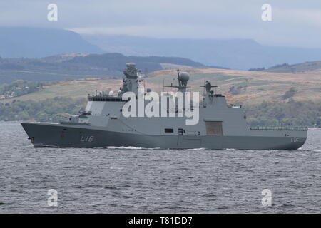 KDM Absalon (L16), ein absalon-Klasse Befehl Schiff der Royal Danish Navy betrieben, vorbei an Gourock zu Beginn der Übung gewaltige Shield 2019. Stockfoto