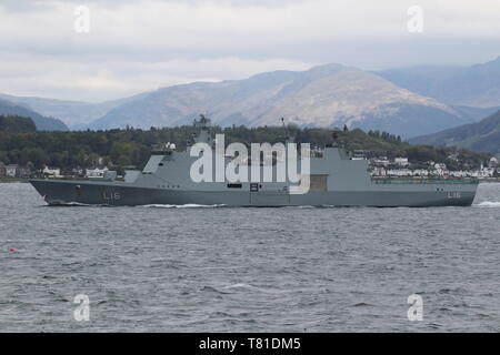 KDM Absalon (L16), ein absalon-Klasse Befehl Schiff der Royal Danish Navy betrieben, vorbei an Gourock zu Beginn der Übung gewaltige Shield 2019. Stockfoto