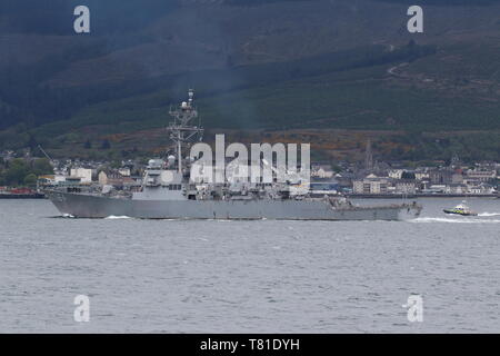 Der US Navy USS Carney (DDG-64), Zerstörer der Arleigh-Burke-Klasse, von MDP Lismore während der Übung gewaltige Shield 2019 begleitet wird. Stockfoto