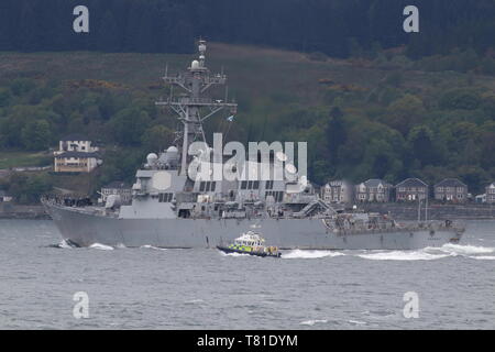 Der US Navy USS Carney (DDG-64), Zerstörer der Arleigh-Burke-Klasse, von MDP Lismore während der Übung gewaltige Shield 2019 begleitet wird. Stockfoto