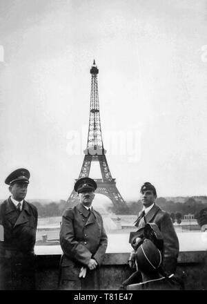 Adolf Hitler visits Paris mit Architekten Albert Speer (links) und Künstler Arno Breker (rechts), 23. Juni 1940 Stockfoto