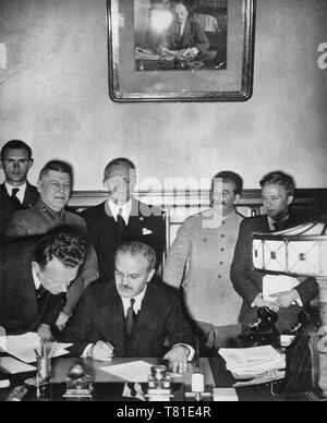 Sowjetischen Außenminister Wjatscheslaw Molotow Zeichen den deutsch-sowjetischen Nichtangriffspakt in Moskau, 23. August 1939. Stockfoto