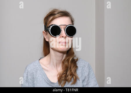 Junge Frau mit blassen Gesicht haut mit schwarzen Schweißen Gläser Stockfoto