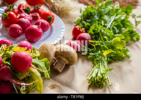 Gesundes essen Hintergrund. Sortiment an frischem Gemüse auf Papier Hintergrund. Kopieren Sie Platz. Stockfoto