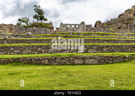 Blick auf Terrassen und Tempel der drei Fenster in der antiken Stadt der Inkas nach Machu Picchu, Peru. Stockfoto