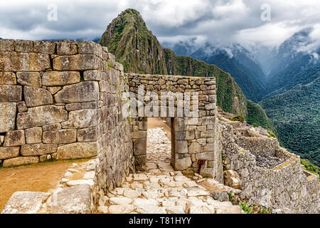 Blick auf den Haupteingang zu Inka Stadt von Machu Picchu in Peru. Wayna, Huayna Picchu Mountain Peak im Hintergrund. Stockfoto