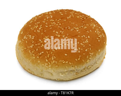 Ein Brötchen Mit Sesam auf weißem Hintergrund Stockfoto