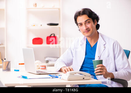 Jungen gutaussehenden Arzt in der Klinik arbeiten Stockfoto