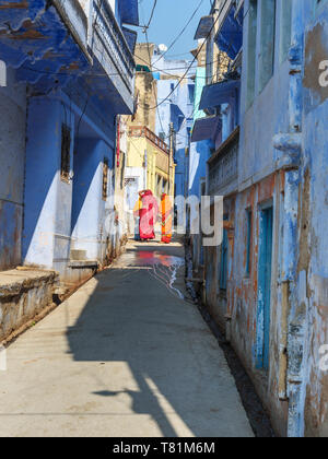 Sambhar, Indien - Februar 03, 2019: Indische Frauen im Sari auf dem blauen Straße in Sambhar Lake Village. Rajasthan Stockfoto