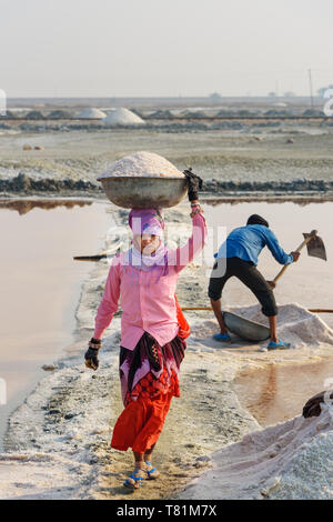 Sambhar, Indien - Februar 04, 2019: indische Frau, die Becken mit Salz auf ihren Kopf auf Sambhar Salt Lake. Rajasthan Stockfoto