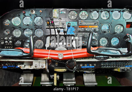 Cuyo, Provinz Palawan, Philippinen - 8. März 2008: Nahaufnahme einer Cockpit einer Buche Twin Bonanza Ebene (1965) Parken am Flughafen Ruse Stockfoto