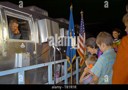 Apollo 11 von monolithischen Quarzfiltern, Neil Armstrong grüßt Familie, 1969 Stockfoto