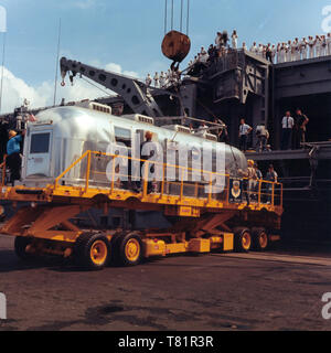 Apollo 11, Verschiebung von monolithischen Quarzfiltern von USS Hornet, 1969 Stockfoto