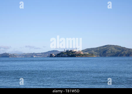 Der Blick auf die Insel Alcatraz von der Fisherman's Wharf Stockfoto