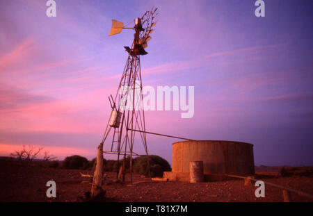 Abendrot über Windmühle und Wasserbehälter in der Nähe von Loughborough in Südaustralien. Stockfoto